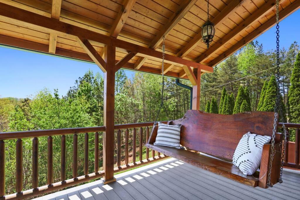 Sky High Lodge By Bk Stays. Large Cabin. Amazing Views. Game Room. Jacuzzi. Six Bedrooms. Sleeps 12 Blue Ridge Eksteriør billede